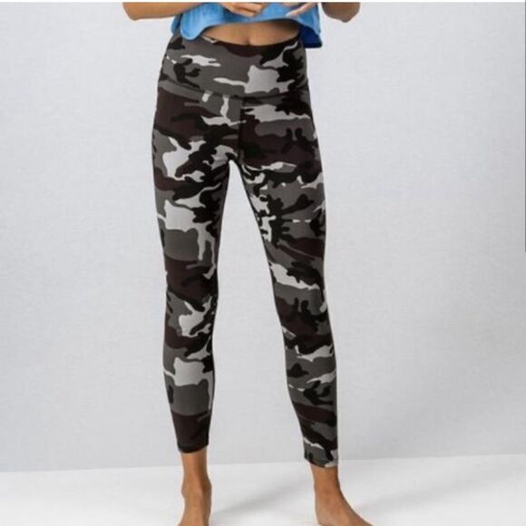 Urban Daisy Dark Camo High Waisted Workout Leggings NWT Size Medium Boutique - Picture 3 of 8